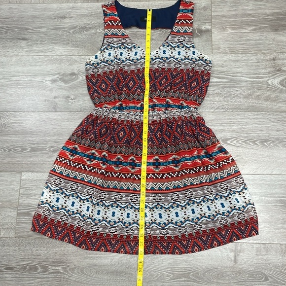 BCX Sleeveless Tribal Aztek Print Dress V-Neck Back Cutout M - Picture 11 of 16
